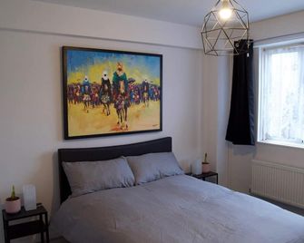 Modern 1 Bedroom in Shadwell with Balcony - London - Bedroom