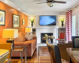 Walk N’ Win, Steps From The Falls - Niagara Falls - Living room