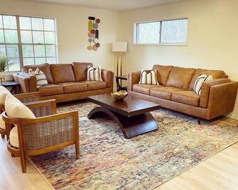 Bright, Mid century Modern, 3 bedroom home next to Hendrix College - Conway - Living room