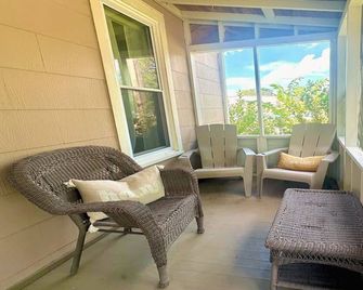 Pet-friendly 2BR with fenced yard near K-State - Manhattan - Balcony