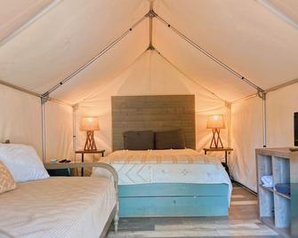 14 Blue River Camp - Glamping Cabin - Kingsbury - Bedroom