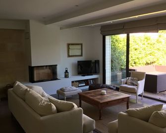 Family home with private heated pool and fireplace sleeps 9 5 bedrooms - Burdeos - Sala de estar