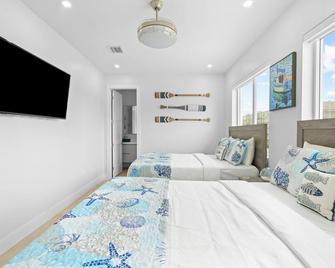 Emerald Oasis Deluxe Waterfront Gem, Heated Pool with Dock - Marathon - Bedroom
