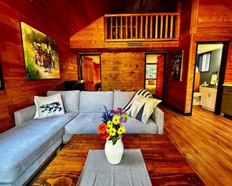 Polar Bear Cabin # 3. - Nakusp - Salon