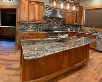 Lodge, Indoor Pool, Game Room, Large Deck, Close to Chain of Lakes & State Trail - Indian River - Kitchen