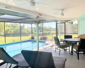 2 Bed w/ Private Pool on Canal/Cul-de-sac, minutes from the Beach, Dog friendly - Venice Gardens - Pool