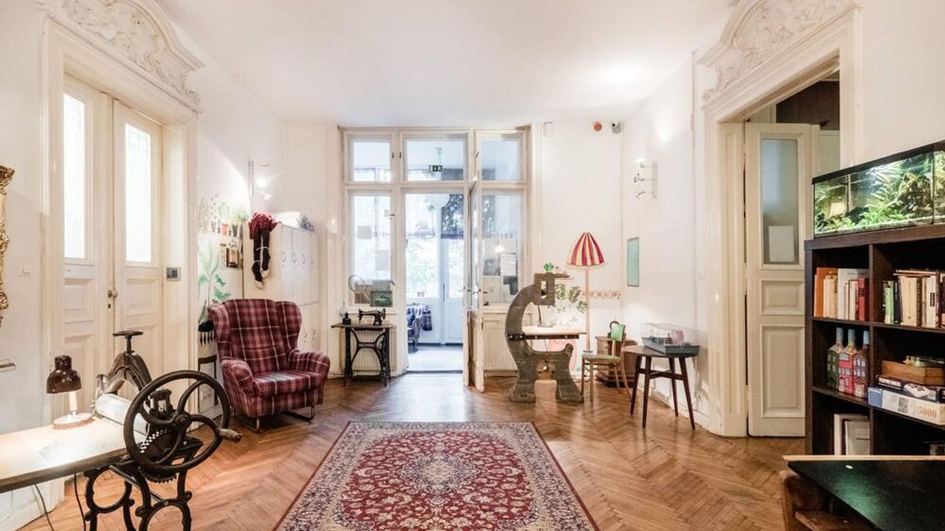 Baroque Hostel & Coworking