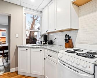 Nesting Haven: Your Cozy Escape - Portland - Kitchen