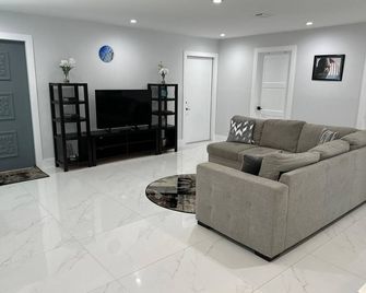 Cozy 2 BR Waterfront home with Heated Pool - Fort Myers - Oturma odası