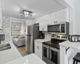 Cheerful 2bd w/ Pool access, Next to SeaTurtle Mkt,1blk to dining, 5min beach - Hilton Head Island - Cocina