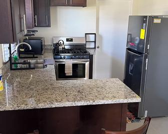 Modern Vacation home - Gated community- Pool house - Old Harbour - Kitchen