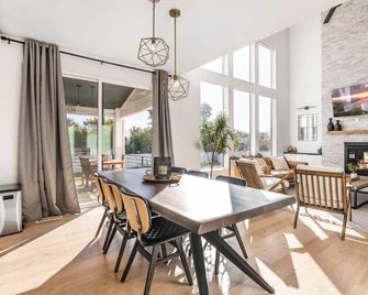 Private Getaway with Theater Room, Hot Tub, Dry Sauna, 7 bedrms, 4 bathrms - Riverton - Comedor