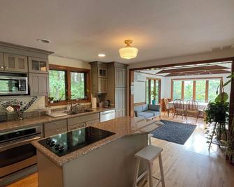 Walk to the beach! Luxuriate in an outdoor sauna - Biddeford - Kitchen