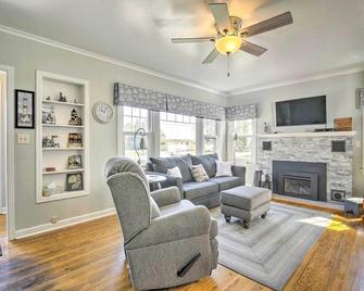 Modern Sturgeon Bay Home by Potawatomi State Park! - Sturgeon Bay - Вітальня