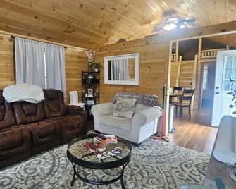 Charming 2-bedroom cabin in delightful Winterport with WiFi, AC - Winterport - Sala de estar