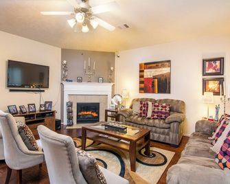 Super COZY 4 bdr home w beautiful gazebo terrace!! - The Woodlands - Living room