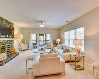 Kingwood Resort Condo with Golf Course Views! - Clayton - Living room