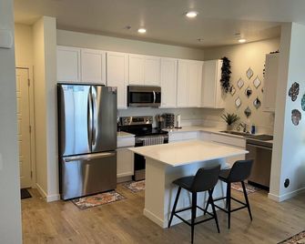 2-bedroom townhome in Evans with all the amenities! Great Location to Greeley! - Evans - Kitchen