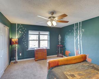 Charming Farmington Home about 16 Mi to Aztec Ruins! - Farmington - Living room