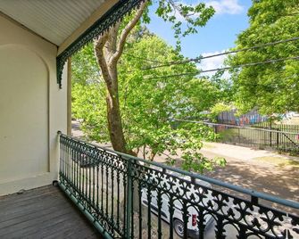 Stylish 2-Bed House with Private Courtyard - Sídney - Balcón