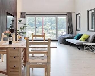 Pohang Yeonorang 187 and Sea Pool Villa - Pohang - Dining room