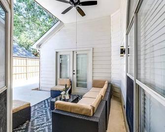Modern Cozy 3 Bedroom Family Home - Plano - Balcony