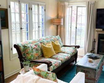 Best of The Shore, Sleeps 4. Short walk to the beach, dining & shopping. - Long Beach - Living room