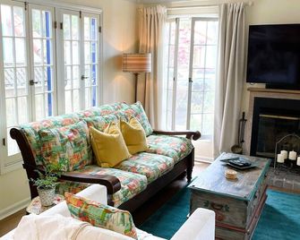 Best of The Shore, Sleeps 4. Short walk to the beach, dining & shopping. - Long Beach - Stue