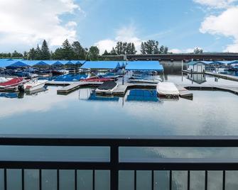 Stay and Play Downtown | Sandcreek Lofts Overlooks Marina - Sandpoint - Pool