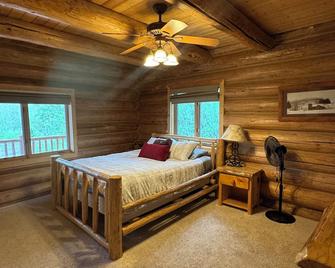 Welcome to the Mountains! Cozy Up in Our Cabin Retreat - Mesa - Habitación