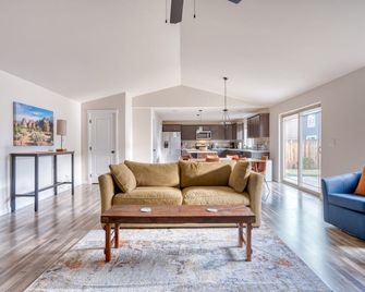 Redmond Basecamp Getaway Fun/Climb/Hike/Ski/Family-Smith/Expoctr/Sisters/Bend! - Redmond - Living room