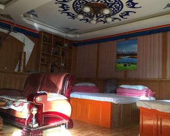Yangkor Tibetan Homestay - Hostel - Gannan - Living room