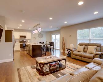 Denver Getaway Close to Downtown, Mtns, and Boulder - Thornton - Living room
