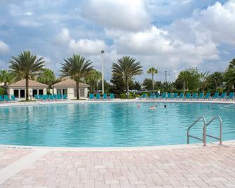 Exquisite 9 Beds Pool Home ! 15min To Disney World! - Four Corners - Piscina