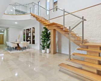 Cliffside Castle With Bay And City Views - Mount Martha - Stairs