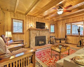 Vintage Snow White Cottage about 2 Miles to Village! - Lake Arrowhead - Sala de estar