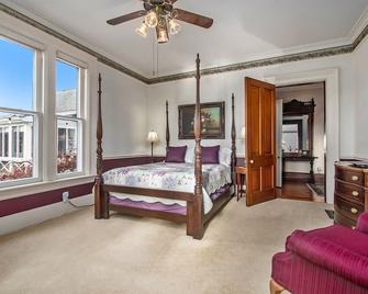 The Old Snow Farm: Lake Allegan Waterfront, Classic Farmhouse, Fire Pit, Patio - Allegan - Bedroom