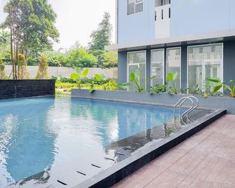 Warm and Simply Studio Room at Urbantown Serpong Apartment By Travelio - South Tangerang City - Pool