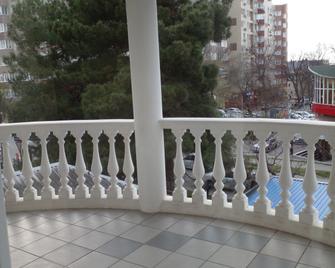 Yuzhny Ray Guest House - 阿納帕 - 陽台