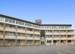 Days Inn & Suites by Wyndham North Bay - North Bay - Rakennus