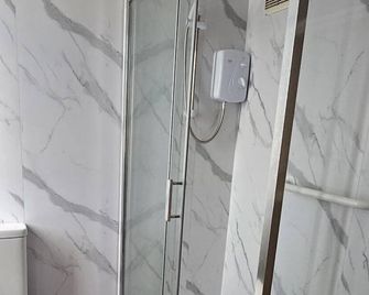 Just Rooms - Plymouth - Bathroom