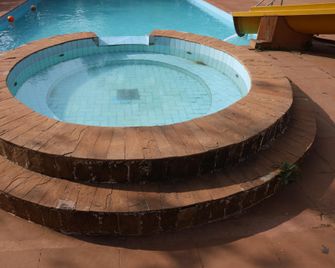 Gujarat Bhavan Hotel - Matheran - Zwembad