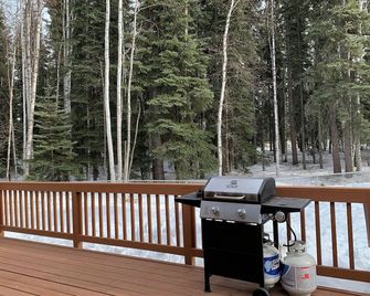 Enjoy year round Christmas in North Pole AK with 3 beds 2 baths - North Pole - Balcón