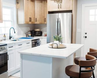 The Sweet Escape- Padanaram Private Beach Access - Dartmouth - Cocina
