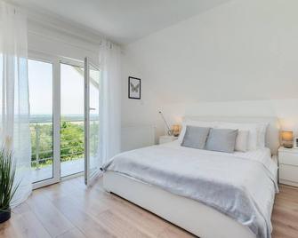 Amazing Home in Popovaca With 2 Bedrooms, Wifi and Outdoor Swimming Pool - Popovača - Bedroom