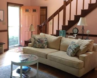 3 Bedroom - Vacation Getaway in a Cozy Cape Cod Home! - Harwich - Living room