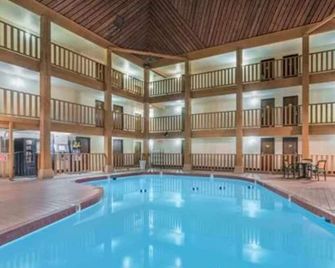 Fairbridge Inn & Suites Spearfish - Spearfish - Bazén