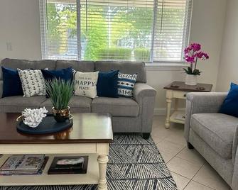 Beautiful home close to the beach with hot tub - Long Branch - Wohnzimmer