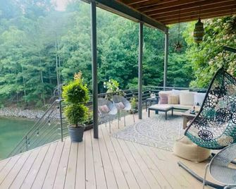 Lakefront Home on Lake Lanier Private Dock Sleeps 9 - Flowery Branch - Balcony