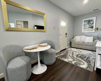 Beautifully remodeled Apartment in Central Sarasota -5 miles to Siesta Key! - Sarasota - Living room